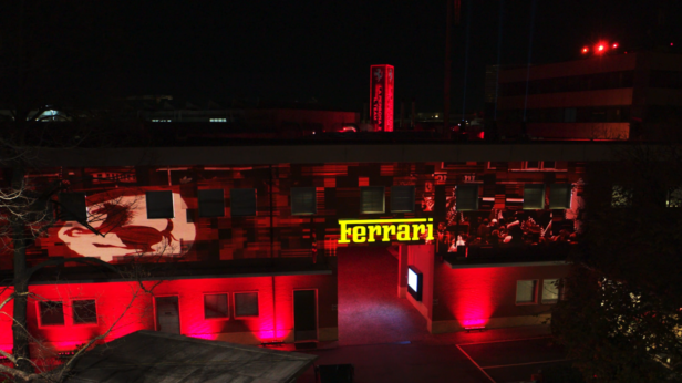 Un light show dedicato alle persone di Ferrari accende gli stabilimenti di Maranello.
